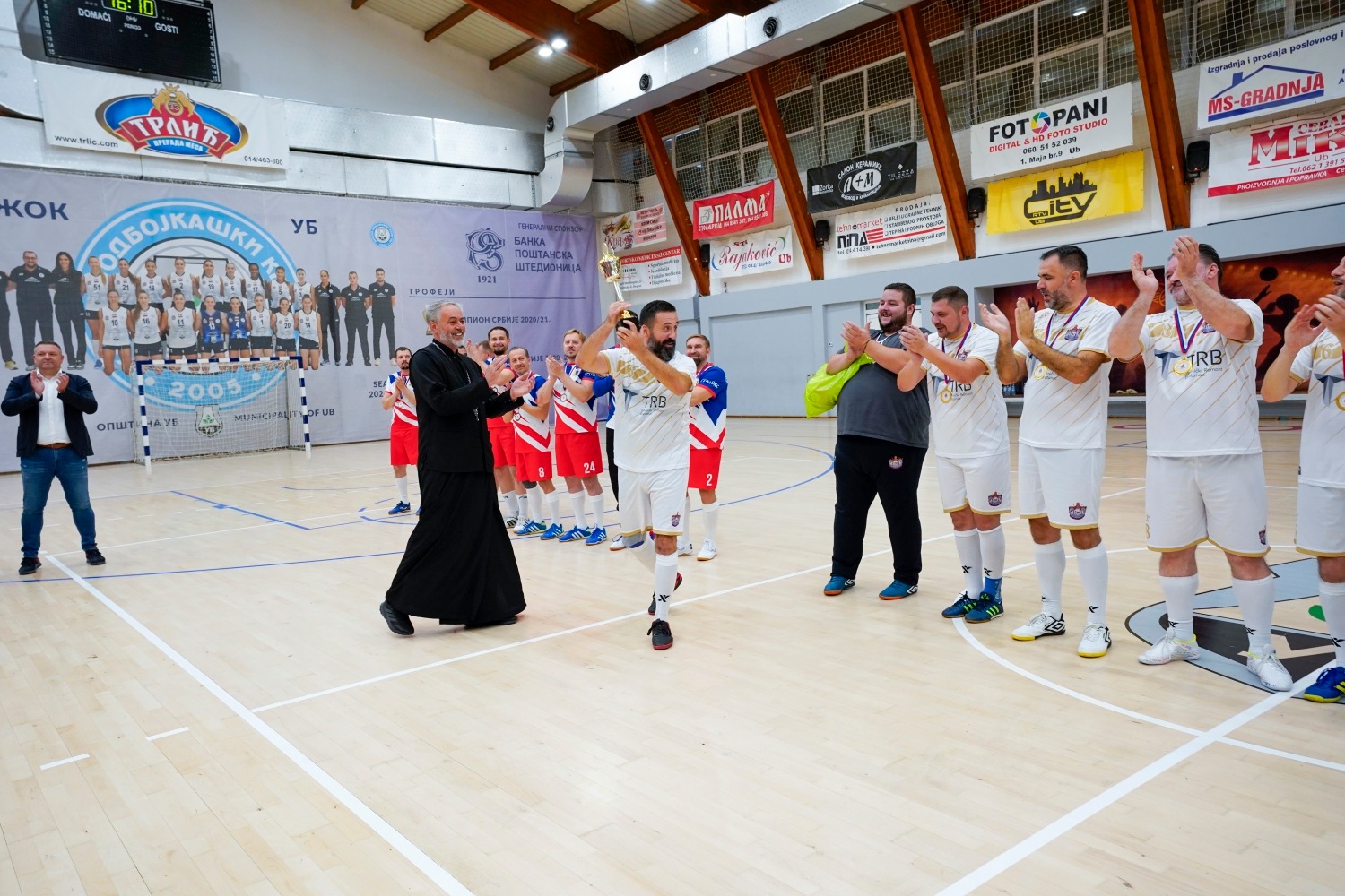 Prvo mjesto za sveštenike Eparhije zvorničko‑tuzlanske na Međunarodnom turniru u fudbalu (FOTO)