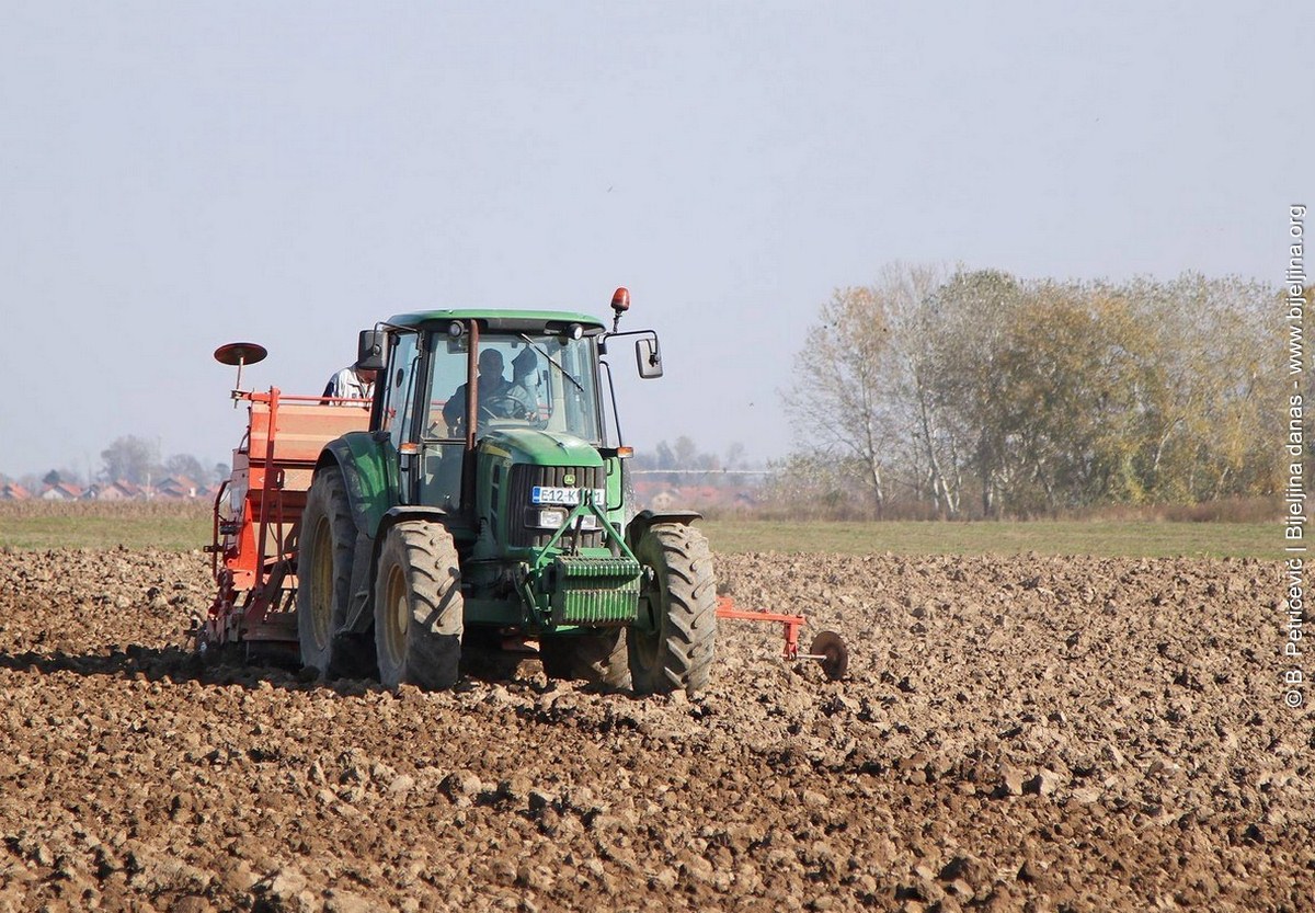 U Srpskoj u toku jesenja sjetva, povoljni klimatološki uslovi