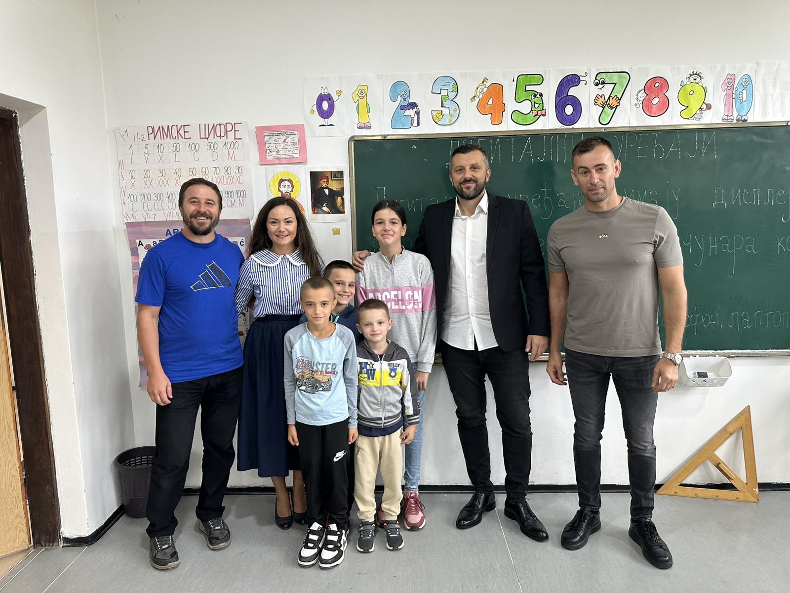 Bratunac: Odbornici RSS posjetili četiri škole i donirali pribor i lopte đacima