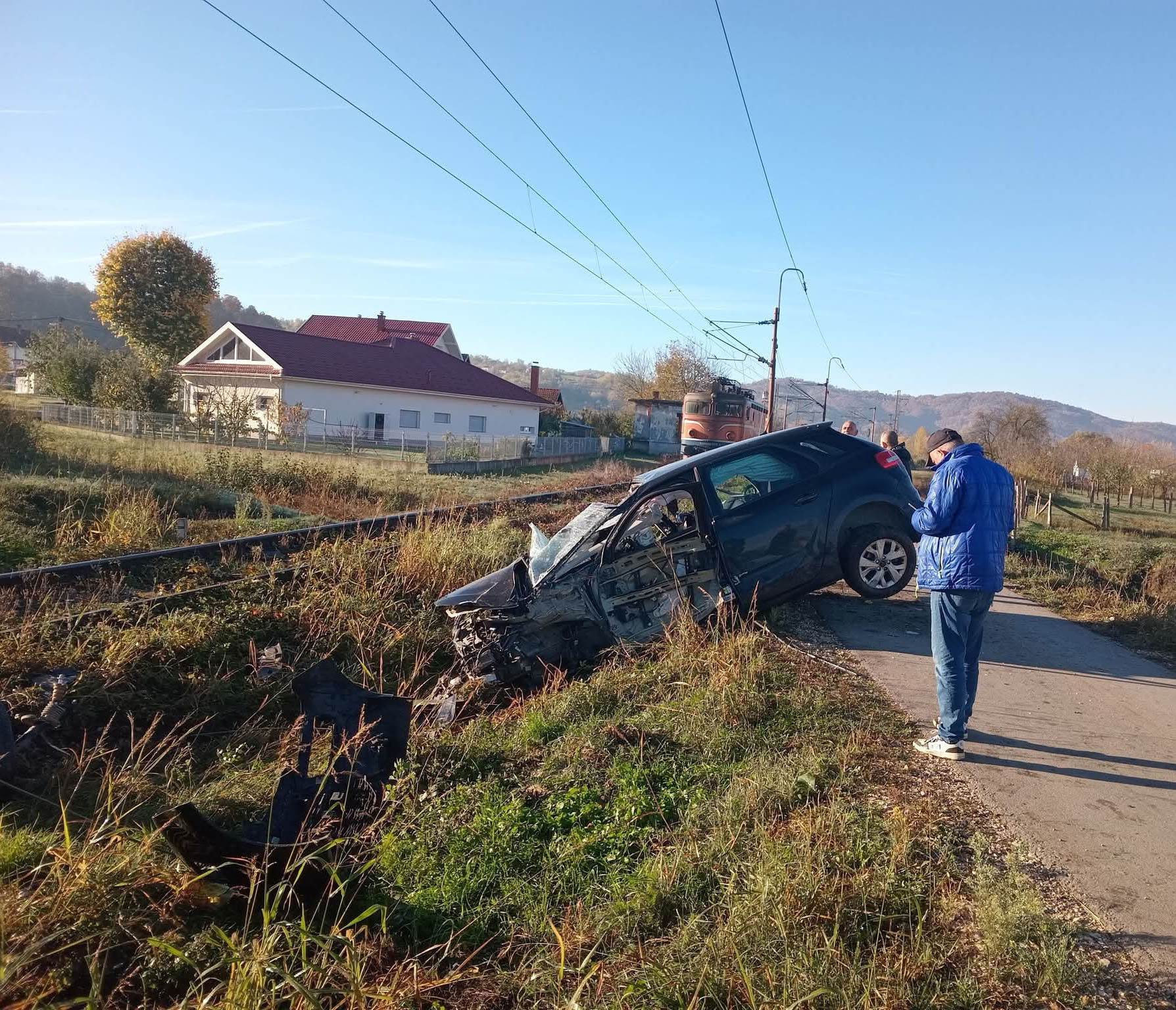 Modriča: Automobil podletio pod lokomotivu, nema povrijeđenih Modriča: Automobil podletio pod lokomotivu, nema povrijeđenih