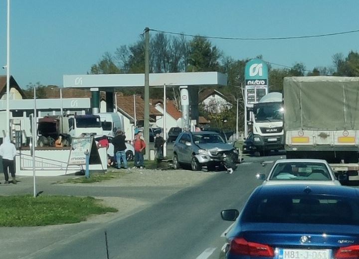 Tri lica povrijeđena u saobraćajnoj nezgodi u Dvorovima Tri lica povrijeđena u saobraćajnoj nezgodi u Dvorovima