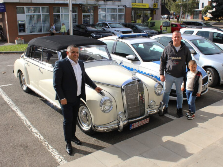 Mercedes  prvog njemačkog kancelara u Laktašima Mercedes  prvog njemačkog kancelara u Laktašima