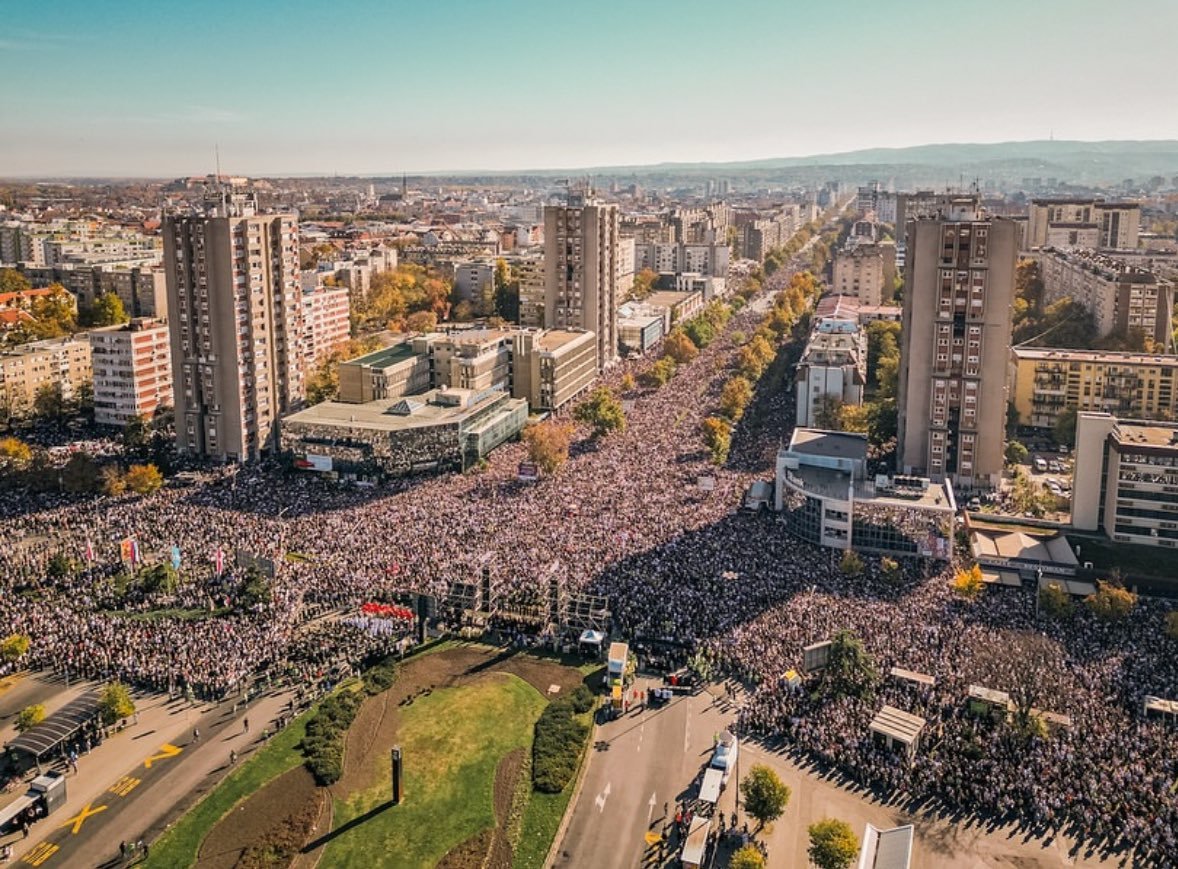Studenti u blokadi i grupe građana odali poštu stradalima na Željezničkoj stanici u Novom Sadu (VIDEO)
