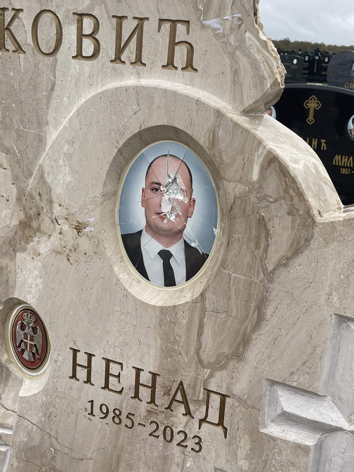 Vandalski čin na groblju u Bijeljini: Oskrnavljen spomenik pokojnom inspektoru Nenadu Markoviću