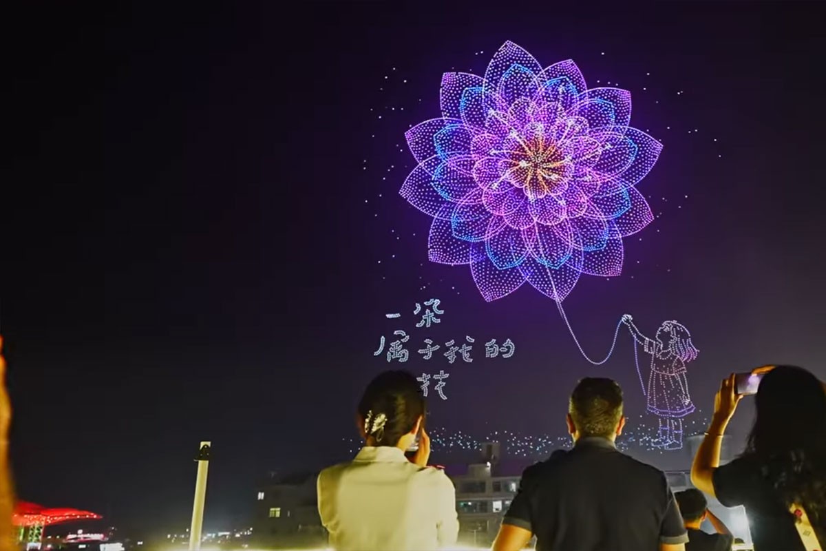 Oboren rekord: 16.000 dronova napravilo spektakl na noćnom nebu (VIDEO)