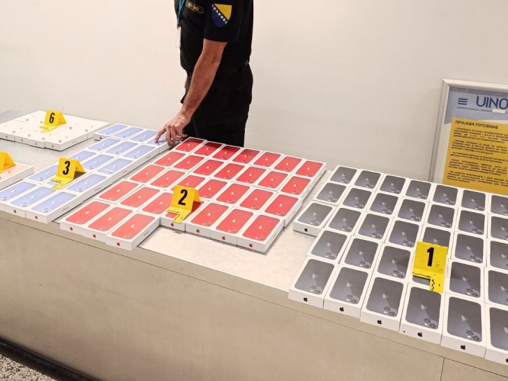 Sarajevo: Bračni par u koferu krio 123 iPhone telefona vrijedna 200.000 KM