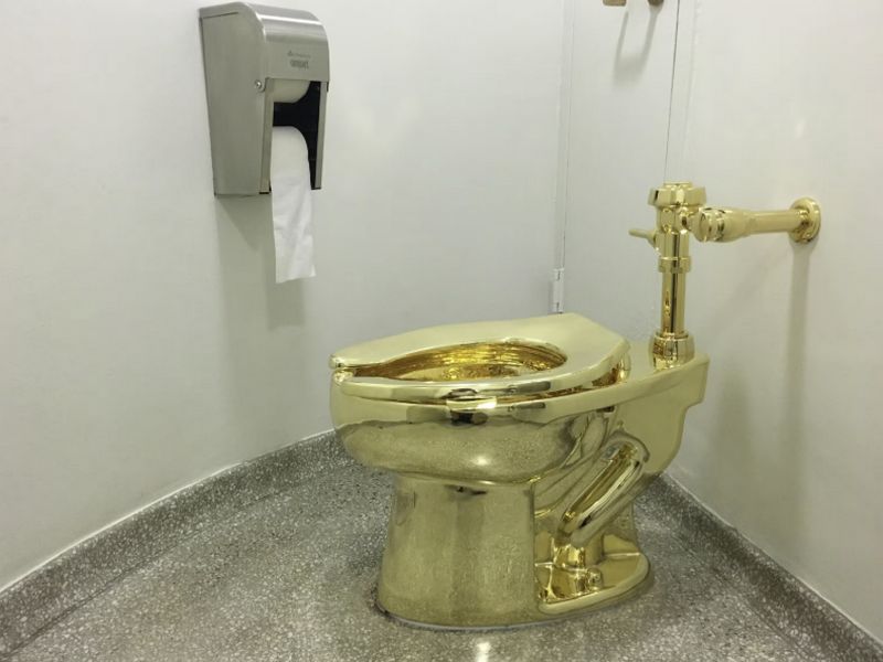 Zlatna ve-ce šolja Mauricija Katelana na aukciji – početna cena 10 miliona dolara