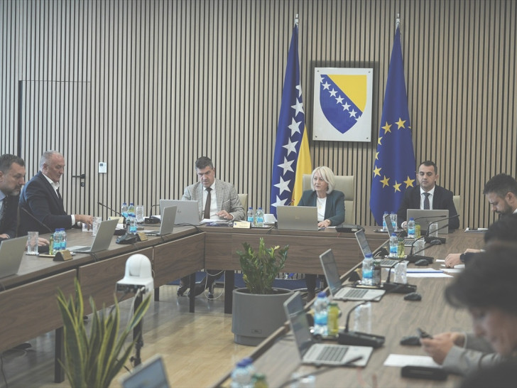 Zaposlenima u zajedničkim institucijama po 1000 KM pomoći i veća osnovica