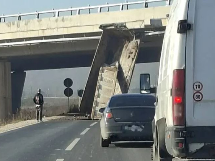 Kipom kamiona udario u nadvožnjak na autoputu "9. januar"