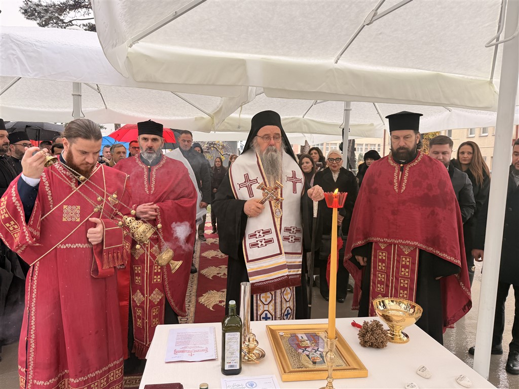 Osveštani temelji hrama Svetog Nektarija u krugu bijeljinske bolnice „Sveti vračevi“