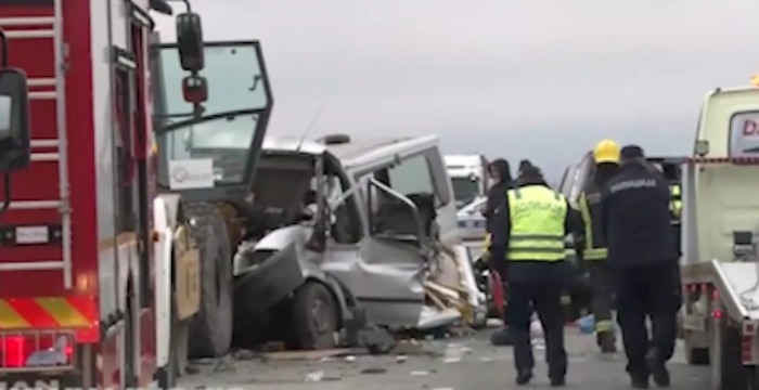 Stravična nesreća u Srbiji: Kombi udario u radni valjak (VIDEO)