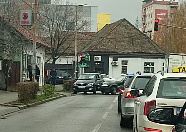 Kolaps u saobraćaju: Sudar vozila na raskrsnici u Bijeljini