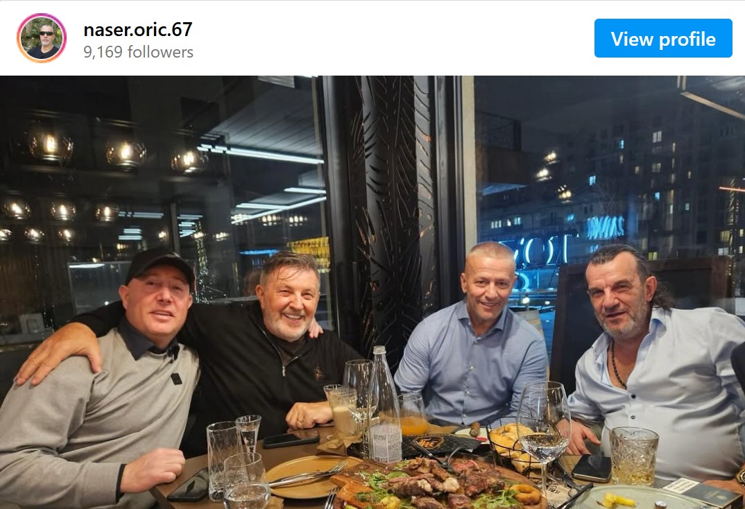 Pjevač Aleksandar Vuksanović o fotografiji sa Naserom Orićem: "Ne znam ko je gospodin"