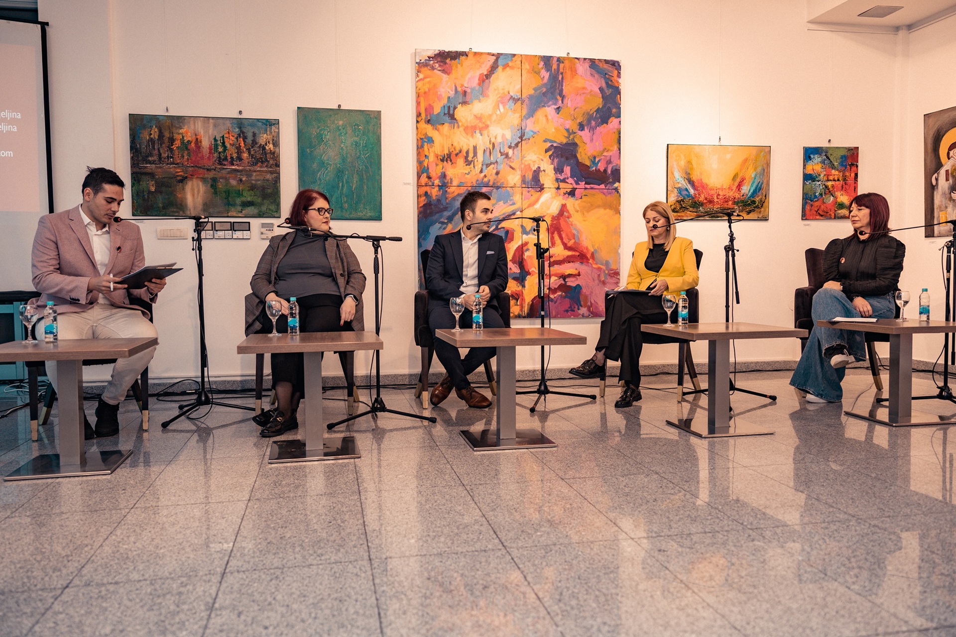 PANEL U BIJELJINI: Lokalne zajednice moraju pružiti snažniji odgovor na digitalno nasilje nad ženama