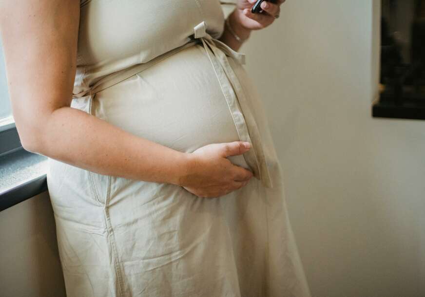 Na porođajni sto sa 50 i nešto: Pogledajte koliko je godina imala najstarija majka, tinejdžerske trudnoće sve rjeđe