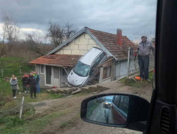Srbija: Automobil završio na kući (FOTO)