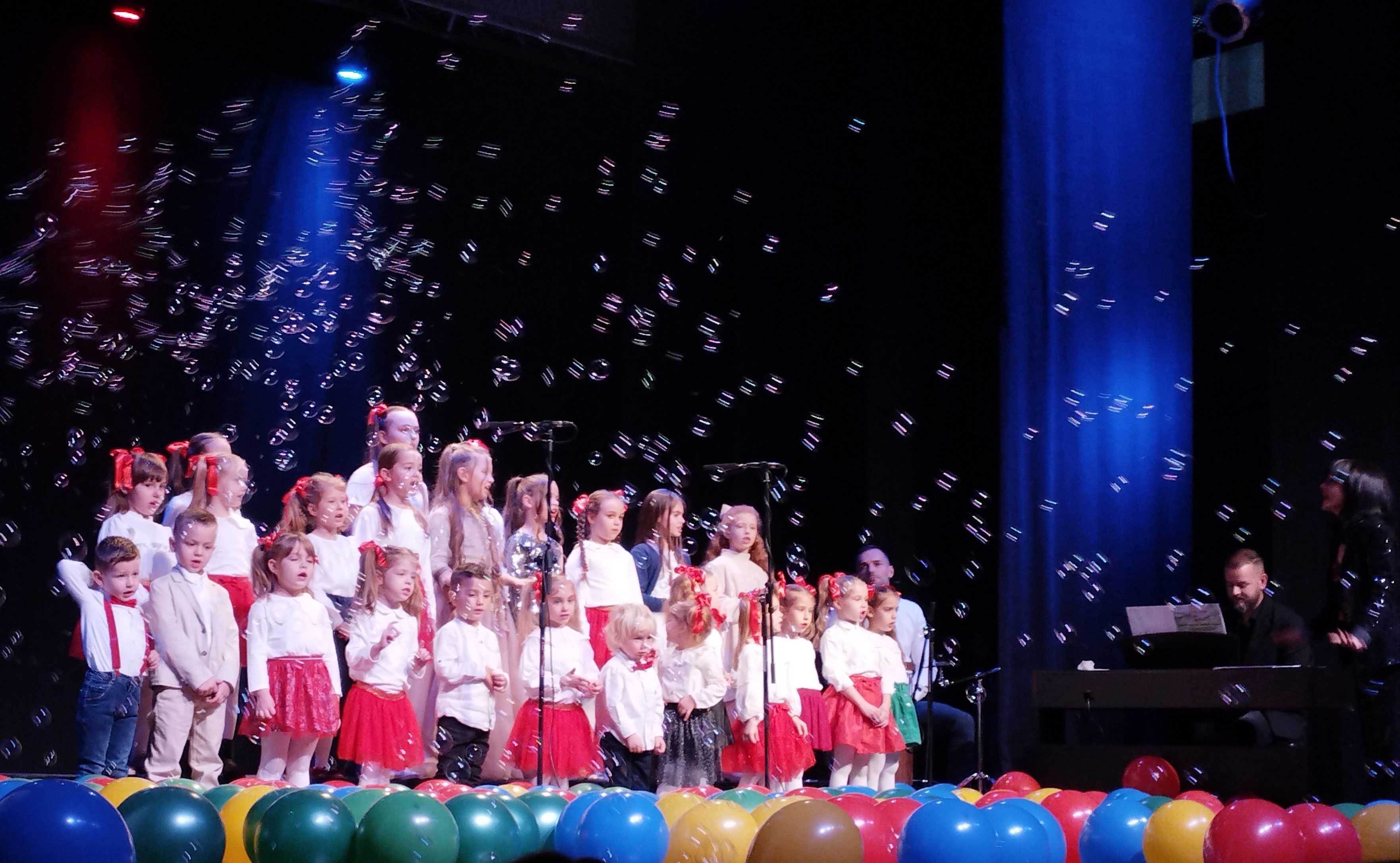 Mali muzičari iz Muzičke radionice „Čarolija“ u prazničnom raspoloženju – Novogodišnji koncert u Bijeljini!