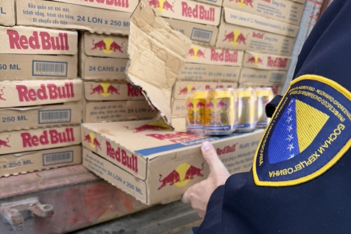 Gradiška: Pronađeno 69.600 limenki lažnog Red Bulla (VIDEO)