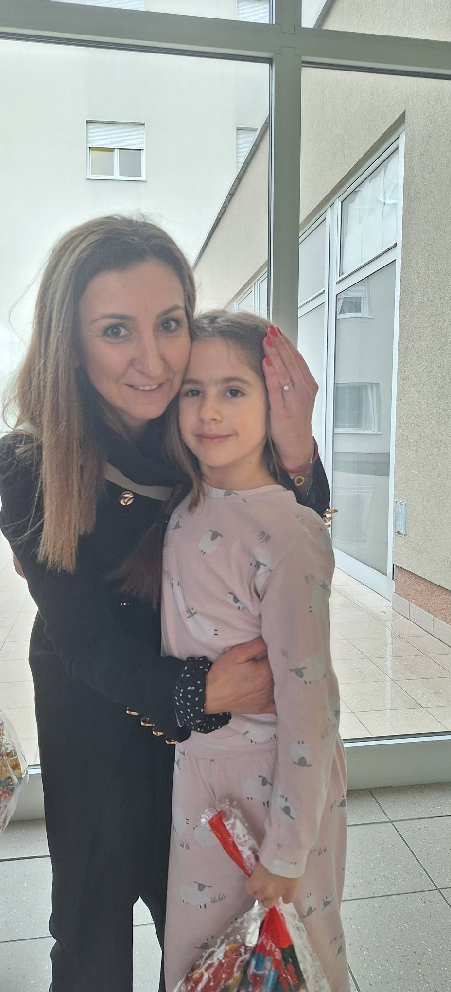 Podrška koja liječi: Učiteljica i učenici iz Crnjelova posjetili drugaricu u bolnici