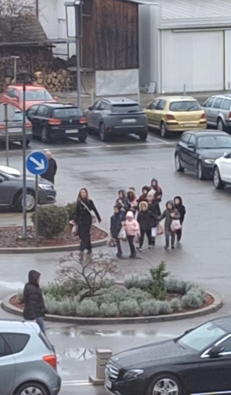 Podrška koja liječi: Učiteljica i učenici iz Crnjelova posjetili drugaricu u bolnici