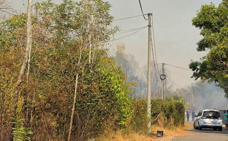 Požar u vikend naselju Amajlije: Trenutno su napori usmjereni na zaustavljanje širenja požara i odbranu vikendica (FOTO)