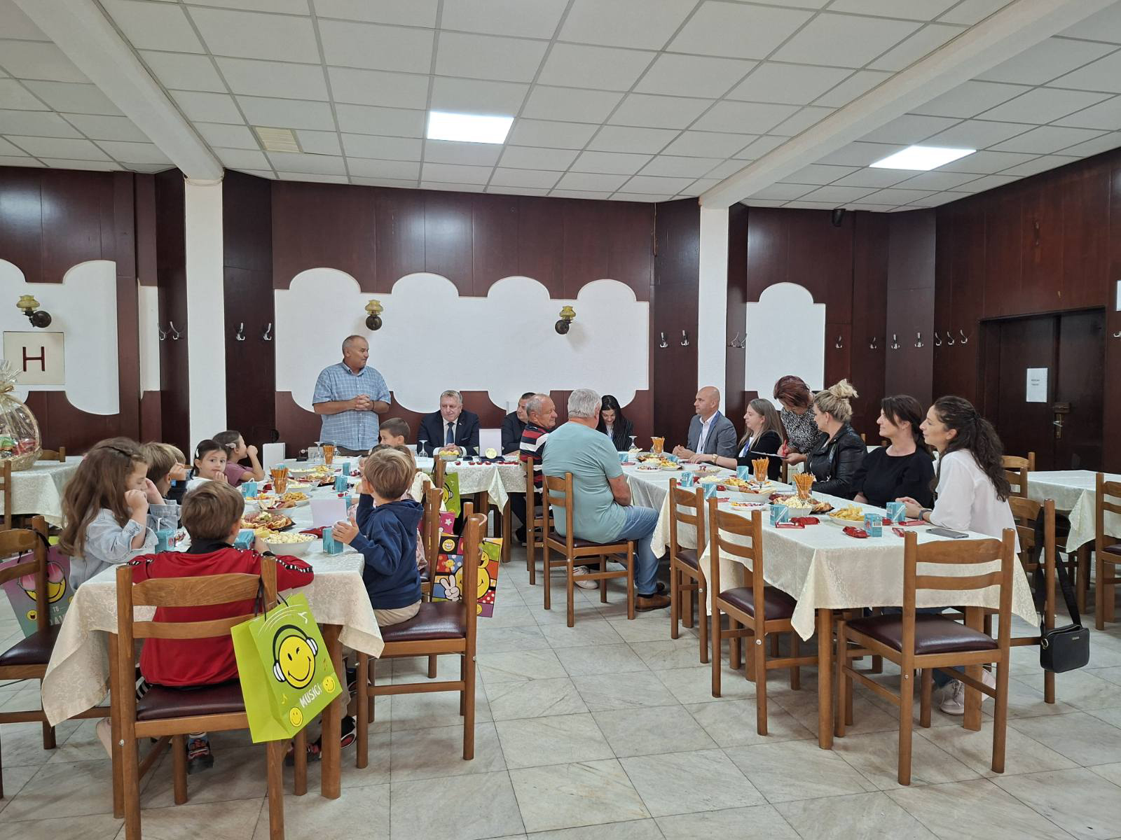 Međunarodni dan starijih osoba obilježen druženjem penzionera i mališana u Bijeljini