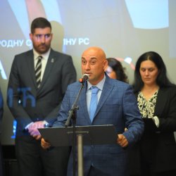 Završni skup RSS pred više stotina Prijedorčana, Slavenko Ristić poručio: Nismo došli da tražimo glas, nego budućnost za našu djecu!