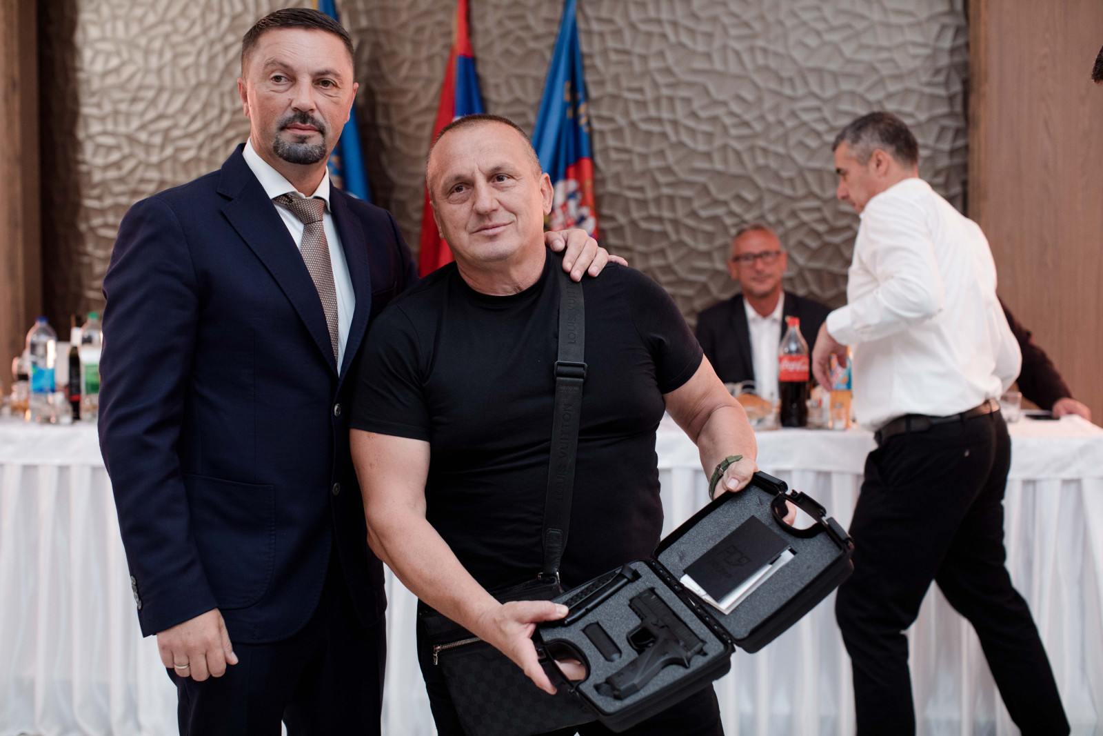 Slavenko Ristić uručio pištolj Relji Jovanoviću u znak zasluga u Odbrambeno-otadžbinskom ratu