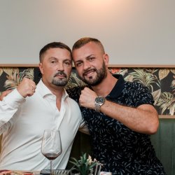 Predsjednik RSS Slavenko Ristić kampanju završio sa porodicom, prijateljima i komšijama u Bijeljini: Čovjek vrijedi onoliko koliko vrijedi ljudima oko sebe