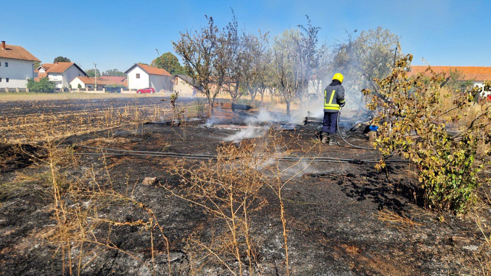 Vatrogasci gasili požare u Piperacima, Triješnici, Popovima i Velikoj Obarskoj