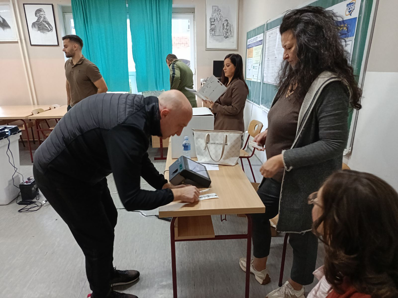 Zvornik: Pojedina biračka mjesta nisu otvorena na vrijeme