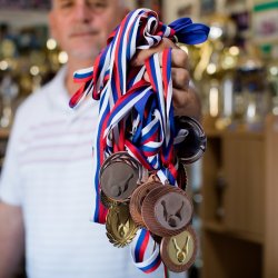 Bijeljina: Milomir Jamina iz „Orla“ 40 godina sa kolegama učestvuje na radničkim sportskim igrama (FOTO)