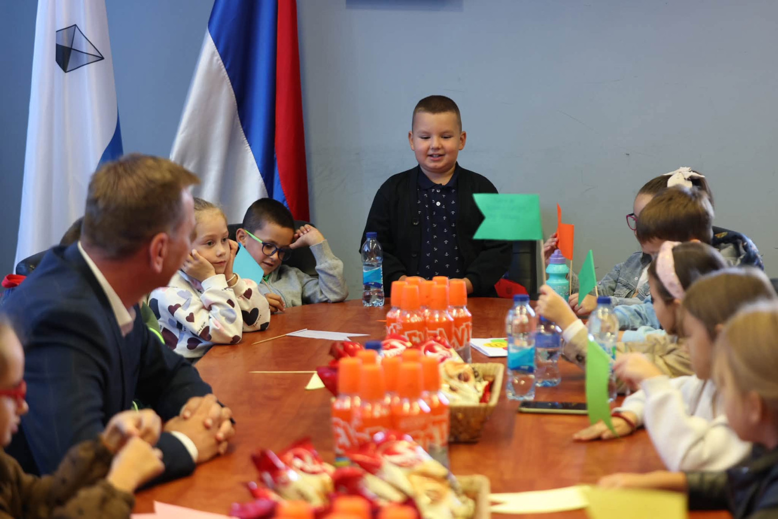 Prvaci OŠ „Aleksa Šantić“ u posjeti Opštini Ugljevik povodom Dječije nedjelje