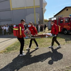 Simulacija požara u Ekonomskoj školi: Vatrogasci stigli za tri, a Hitna pomoć za manje od pet minuta