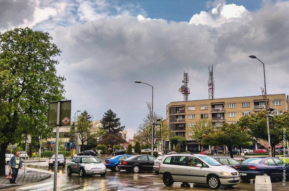 Sutra oblačno i svježije, uz prolazne padavine