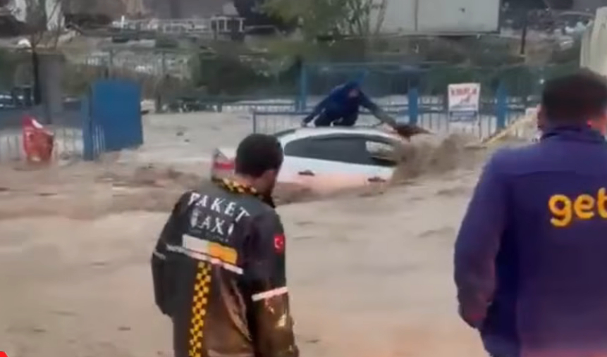 Obilne padavine izazvale poplave i saobraćajni haos u Istanbulu