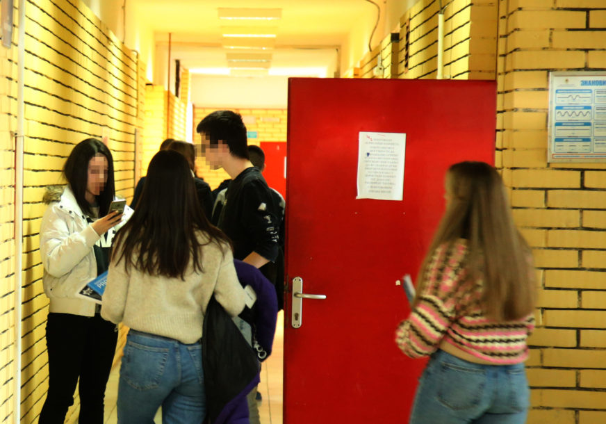 RODITELJI ČEKAJU 100 I 150 KM Pogrešni računi usporili isplatu pomoći, ministarstvo rješava probleme