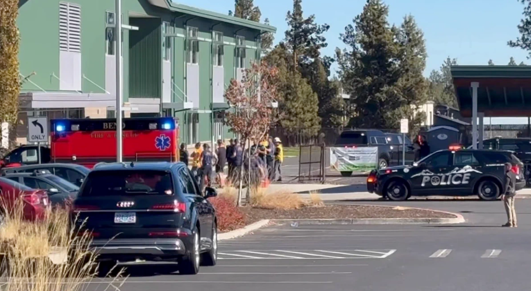 Četiri osobe, među njima troje dece, ubijene u pucnjavi u osnovnoj školi u Oregonu