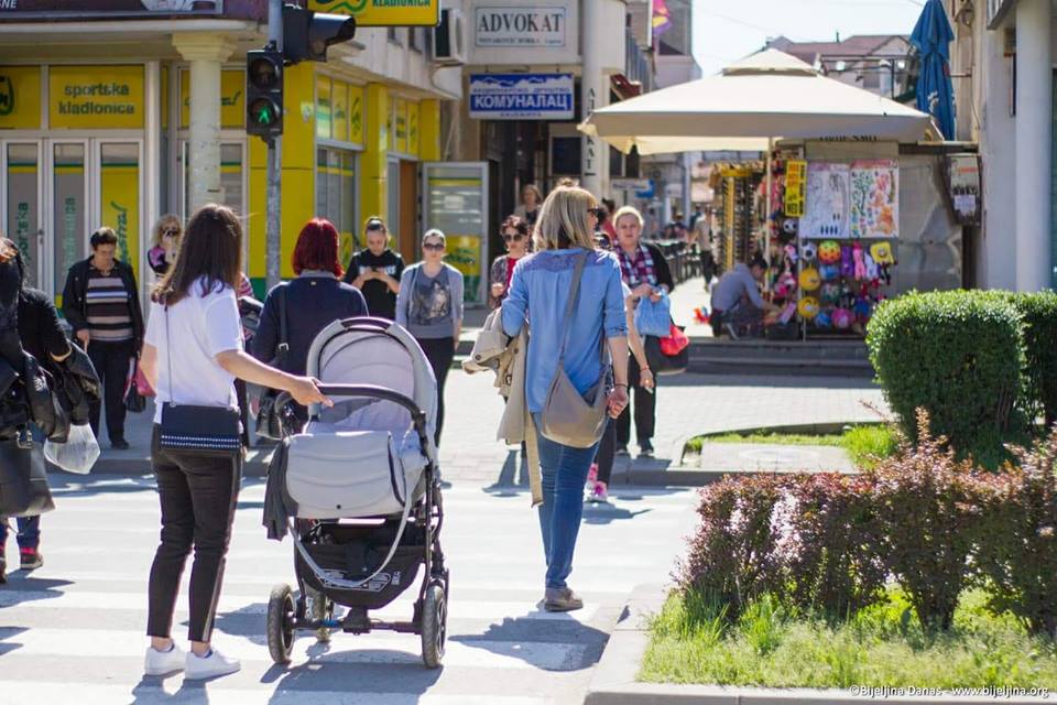 10 GODINA U NEKOLIKO BROJKI Plata skoro duplo veća, hljeb skuplji, beba i brakova sve manje