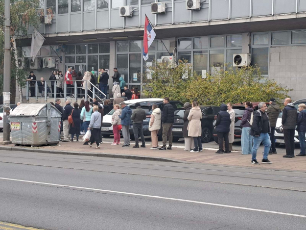 Izbori u Srbiji - redovi ispred biračkih mjesta; Do 14 časova glasalo 46,4 odsto birača