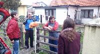 Omladina MZ Ledinaci uljepšala božićne praznike socijalno ugroženim porodicama (FOTO)