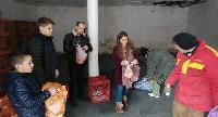 Omladina MZ Ledinaci uljepšala božićne praznike socijalno ugroženim porodicama (FOTO)