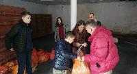Omladina MZ Ledinaci uljepšala božićne praznike socijalno ugroženim porodicama (FOTO)