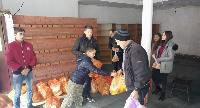Omladina MZ Ledinaci uljepšala božićne praznike socijalno ugroženim porodicama (FOTO)