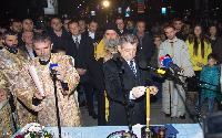 Badnje veče u Bijeljini: Nalaganjem badnjaka najavljen Božić (FOTO)