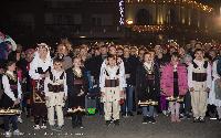 Badnje veče u Bijeljini: Nalaganjem badnjaka najavljen Božić (FOTO)