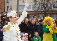 Bijeljina u znaku mimoza: Mažoretkinje prodefilovale gradom (FOTO)