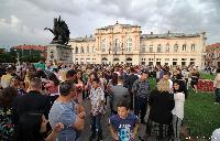 FOTO Maturanti Ekonomske škole prodefilovali gradom