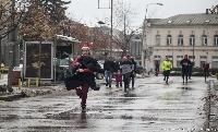 FOTO Humano i zabavno: Deda Mrazovi trčali Bijeljinom