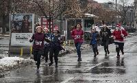 FOTO Humano i zabavno: Deda Mrazovi trčali Bijeljinom